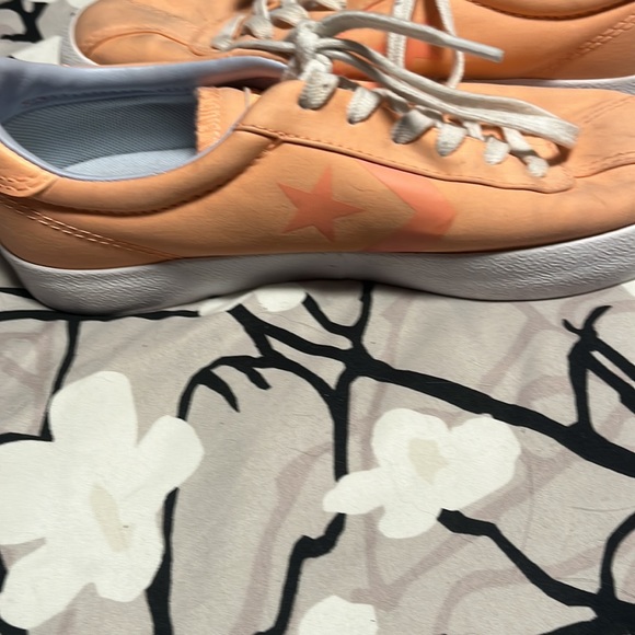 Vintage low-top Converse tennis shoes! - Picture 4 of 4